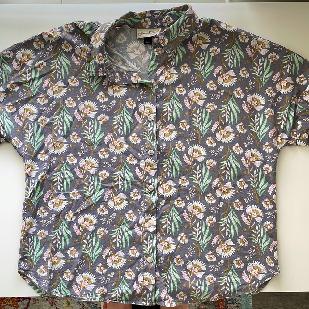 * LAST CHANCE * EUC Grey Floral Short Sleeve Button Up - Universal Thread